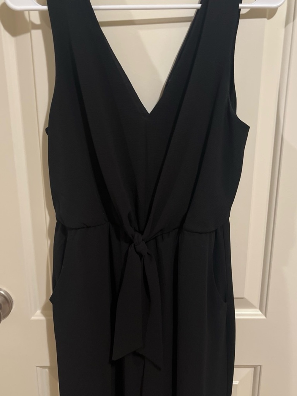 Elegant Black Sleeveless V-Neck Tie-Waist Dress - Picture 3 of 6